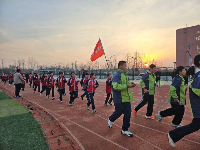 享——洋湖乡中学阳光大课间观摩活动球王会平台“绳”彩飞扬“羽”乐共(图2)