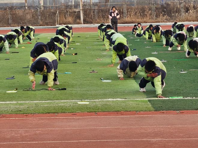 享——洋湖乡中学阳光大课间观摩活动球王会平台“绳”彩飞扬“羽”乐共(图4)